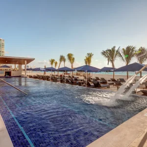 group plus hotel Royalton CHIC Cancun 02
